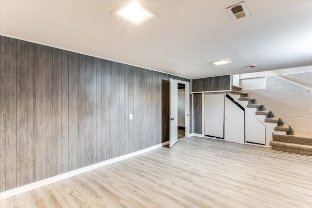 1727 N Northeast Parkway, Wichita, KS 67208