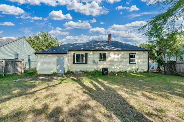 1727 N Northeast Parkway, Wichita, KS 67208