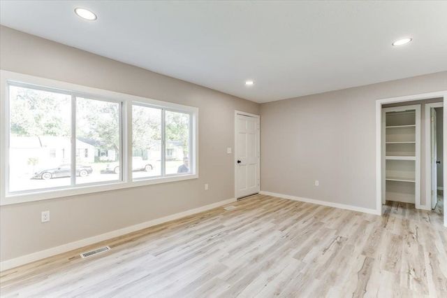 1727 N Northeast Parkway, Wichita, KS 67208