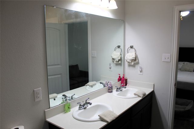 515 Cottage Row, Mabank, TX 75147