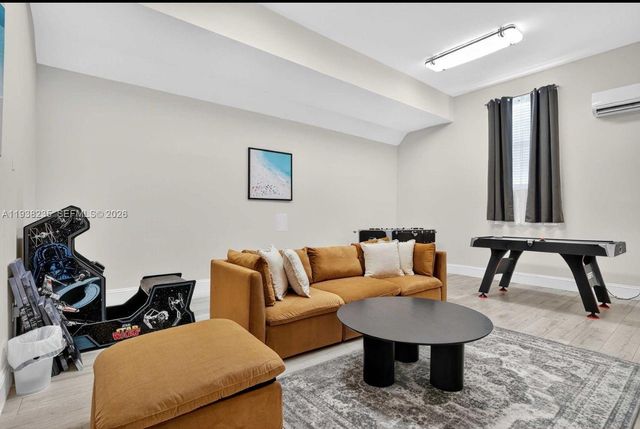 832 Hollywood Blvd, Hollywood, FL 33019