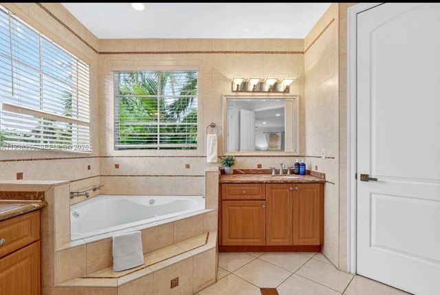 832 Hollywood Blvd, Hollywood, FL 33019