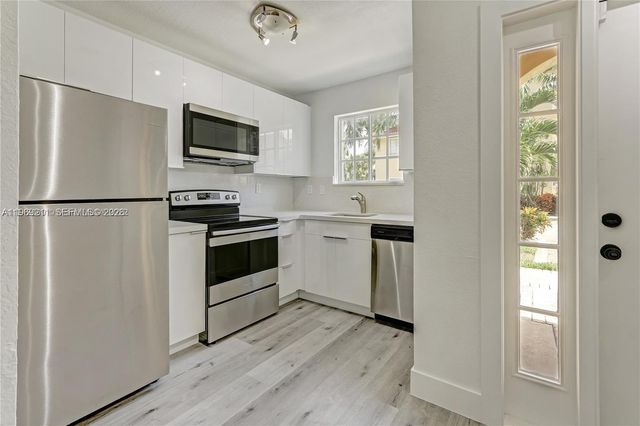 2054 NE 167th St 3-122, North Miami Beach, FL 33162