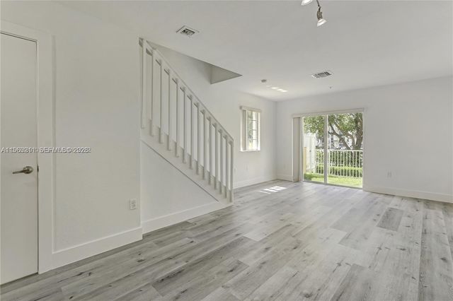 2054 NE 167th St 3-122, North Miami Beach, FL 33162