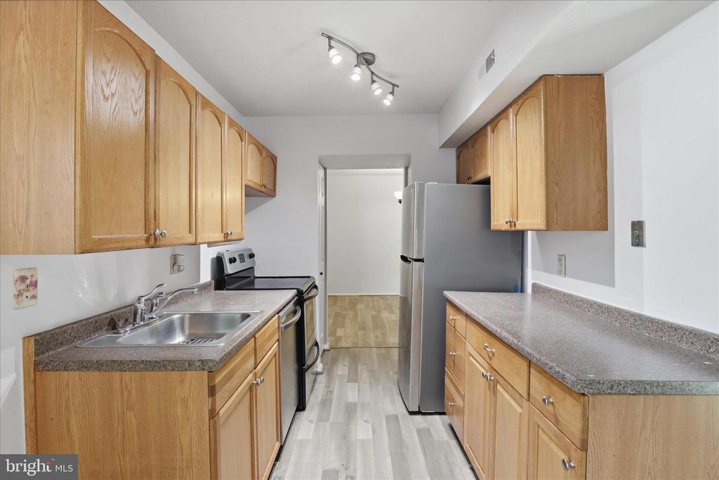 Image 11 of property listing at 7818 HANOVER PKWY #101, Greenbelt, MD 20770