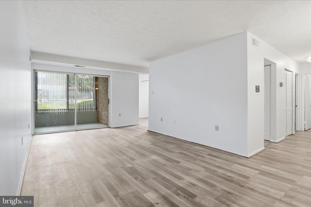 Image 7 of property listing at 7818 HANOVER PKWY #101, Greenbelt, MD 20770