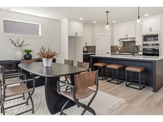 16098 BARLOW TRAIL Ln, Oregon City, OR 97045