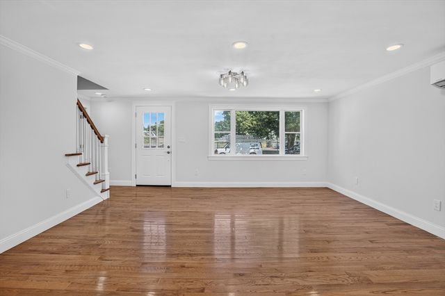 46 Richardson, Lowell, MA 01850