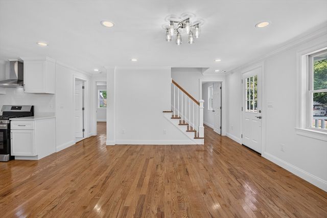 46 Richardson, Lowell, MA 01850