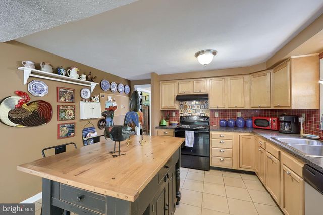 2202 HERSHEY AVE, East Petersburg, PA 17520