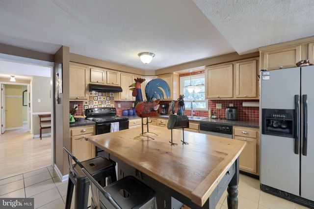 2202 HERSHEY AVE, East Petersburg, PA 17520