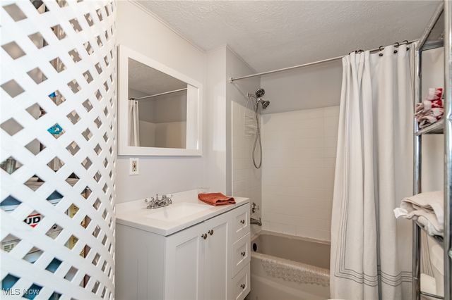 15 Lake Hurst Drive, Ashtabula, OH 44004