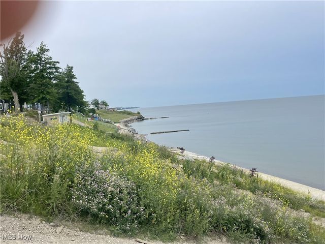 15 Lake Hurst Drive, Ashtabula, OH 44004