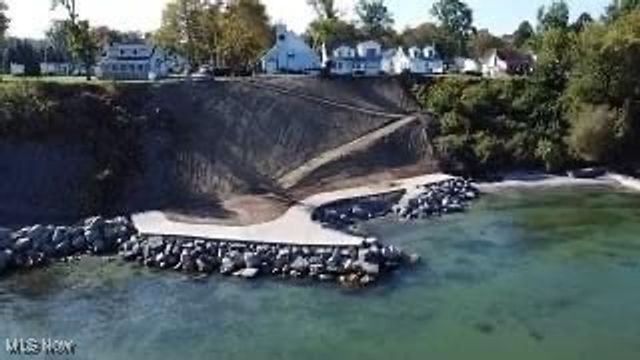 15 Lake Hurst Drive, Ashtabula, OH 44004