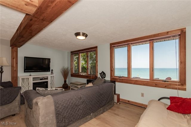 15 Lake Hurst Drive, Ashtabula, OH 44004