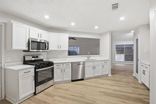 2028 Sandy Knoll Drive, Missouri City, TX 77489