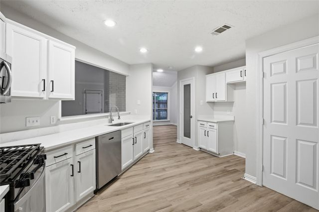 2028 Sandy Knoll Drive, Missouri City, TX 77489