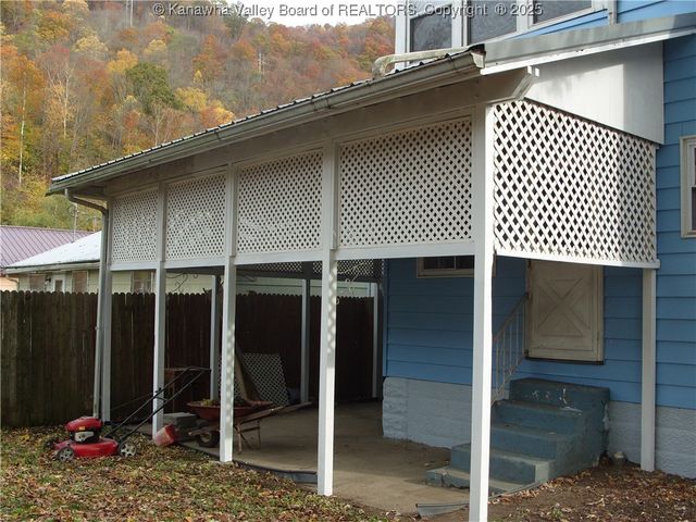 58 Spruce Street, Smithers, WV 25186