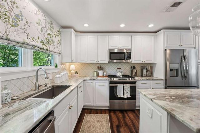 649 Radford Circle, Woodstock, GA 30188