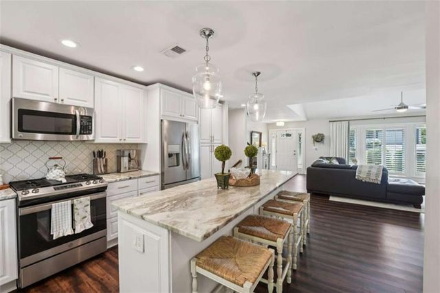 649 Radford Circle, Woodstock, GA 30188