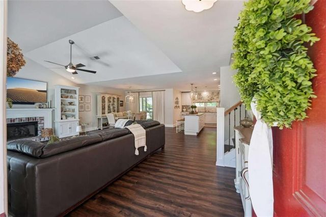 649 Radford Circle, Woodstock, GA 30188