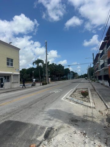 2121 N Tamarind Avenue, West Palm Beach, FL 33407