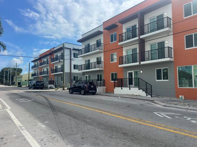 2121 N Tamarind Avenue, West Palm Beach, FL 33407