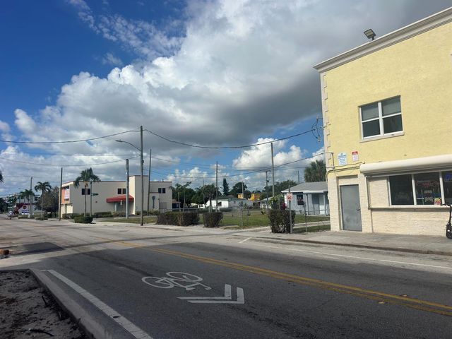 2121 N Tamarind Avenue, West Palm Beach, FL 33407