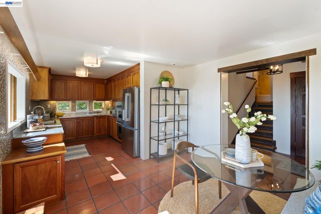 5725 Chelton Dr, Oakland, CA 94611