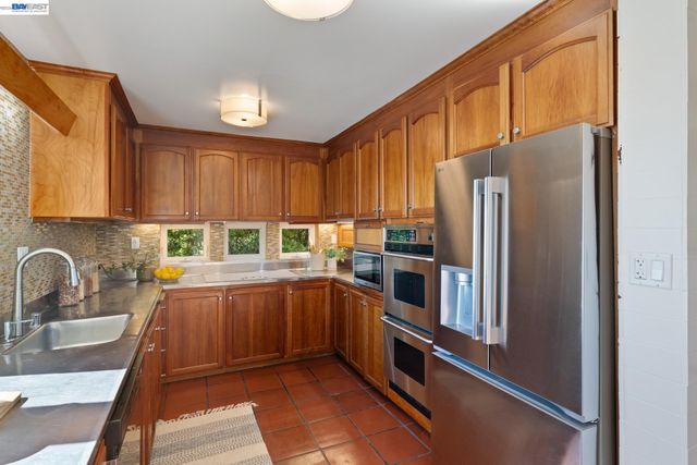 5725 Chelton Dr, Oakland, CA 94611