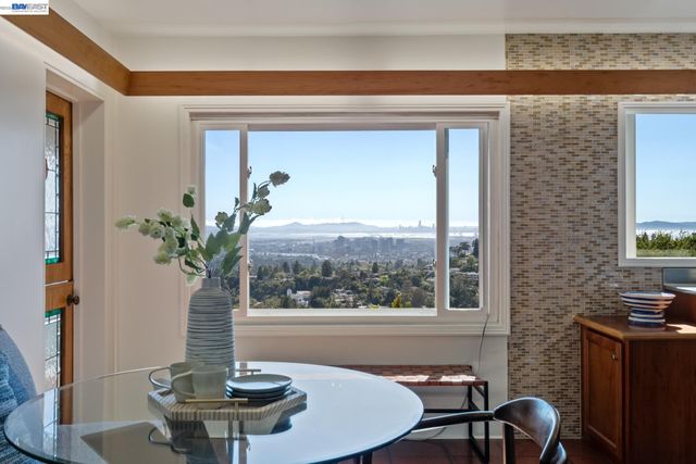 5725 Chelton Dr, Oakland, CA 94611