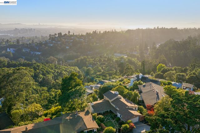 5725 Chelton Dr, Oakland, CA 94611
