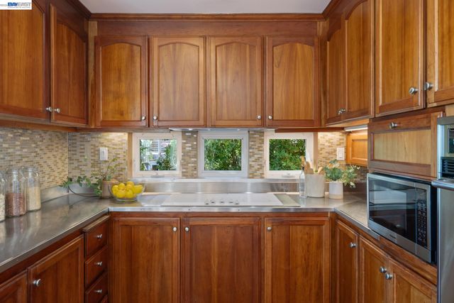 5725 Chelton Dr, Oakland, CA 94611