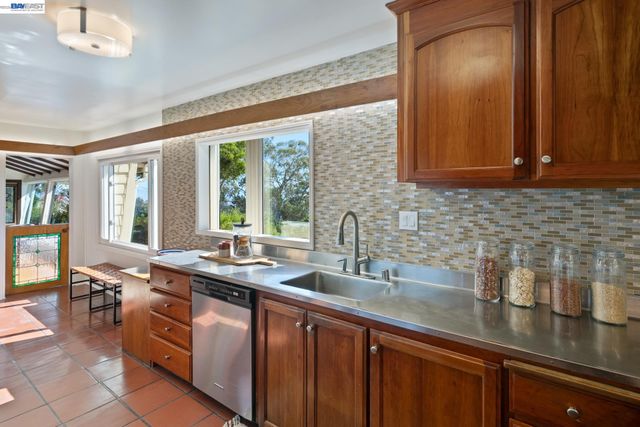 5725 Chelton Dr, Oakland, CA 94611