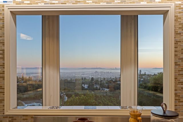 5725 Chelton Dr, Oakland, CA 94611