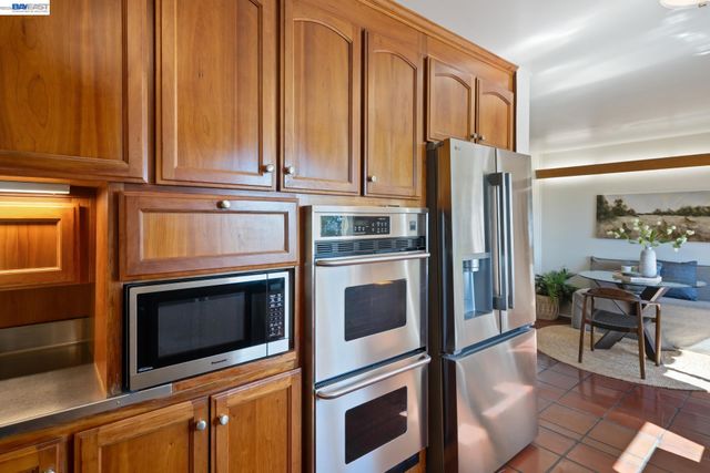 5725 Chelton Dr, Oakland, CA 94611
