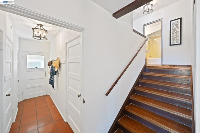 5725 Chelton Dr, Oakland, CA 94611