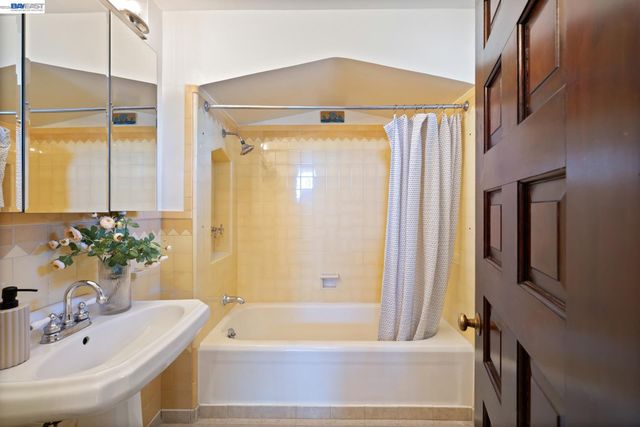 5725 Chelton Dr, Oakland, CA 94611