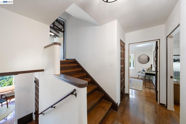 5725 Chelton Dr, Oakland, CA 94611