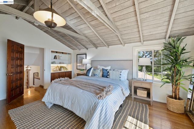 5725 Chelton Dr, Oakland, CA 94611