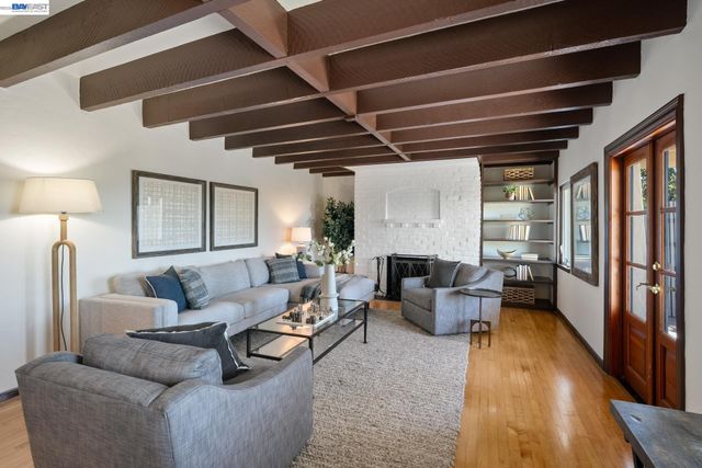 5725 Chelton Dr, Oakland, CA 94611