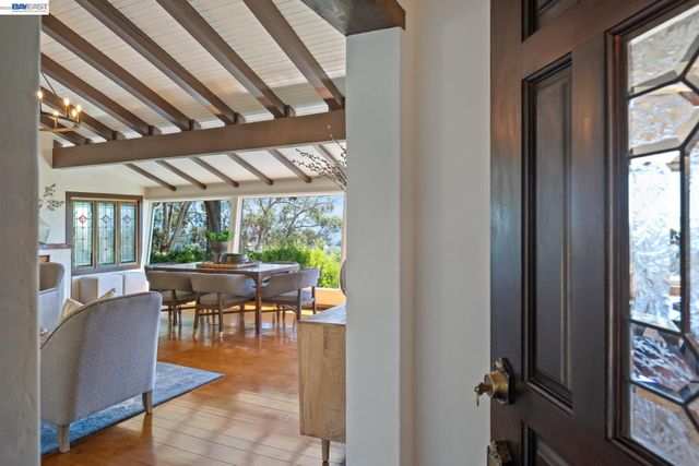 5725 Chelton Dr, Oakland, CA 94611
