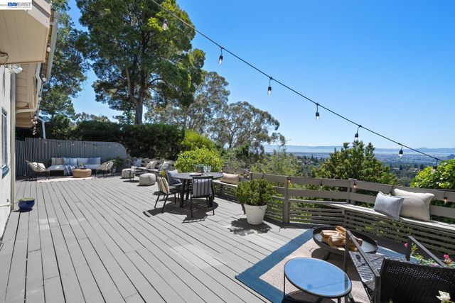 5725 Chelton Dr, Oakland, CA 94611