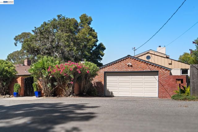 5725 Chelton Dr, Oakland, CA 94611