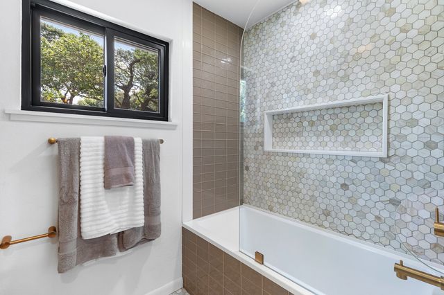 916 Wooded Crest Drive, Woodway, TX 76712