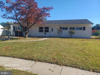 20 SERPENTINE LN, Levittown, PA 19055