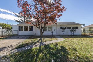 20 SERPENTINE LN, Levittown, PA 19055