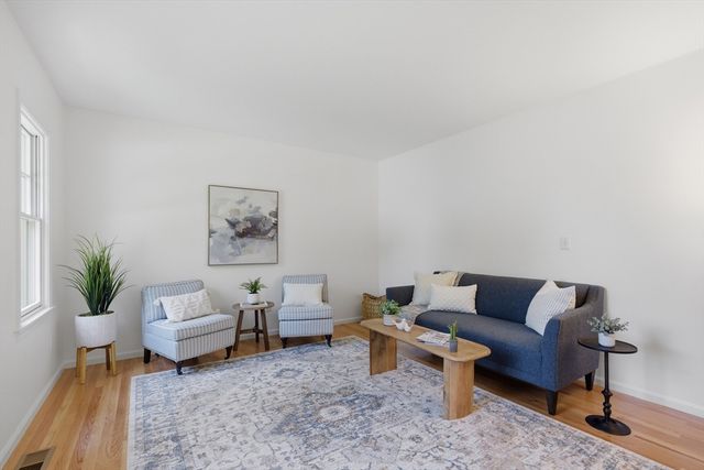 81 Parish Rd, Needham, MA 02494