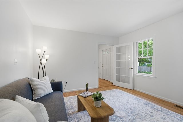 81 Parish Rd, Needham, MA 02494
