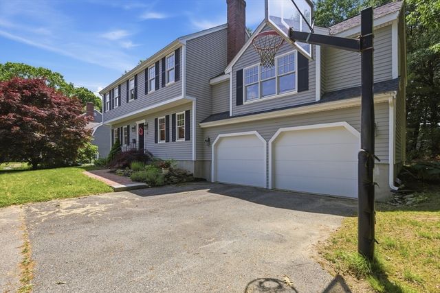81 Parish Rd, Needham, MA 02494